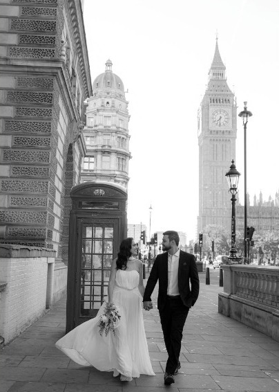 Riana e Willian caminhando de mãos dadas em Londres, com o Big Ben ao fundo